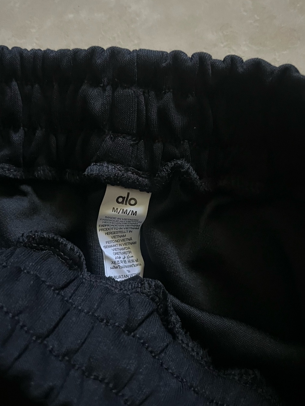 ALO Yoga Black - Picture 3 of 3